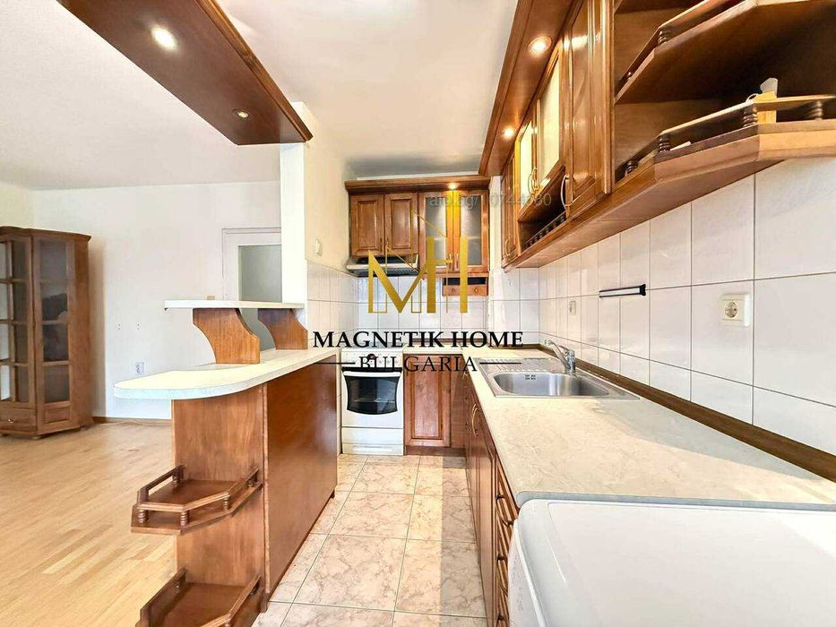 Просторен тристаен апартамент до Краснодар в ж.к. Възраждане