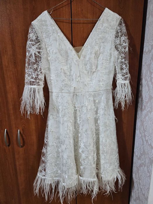 Бяла рокля, подходяща за моминско парти