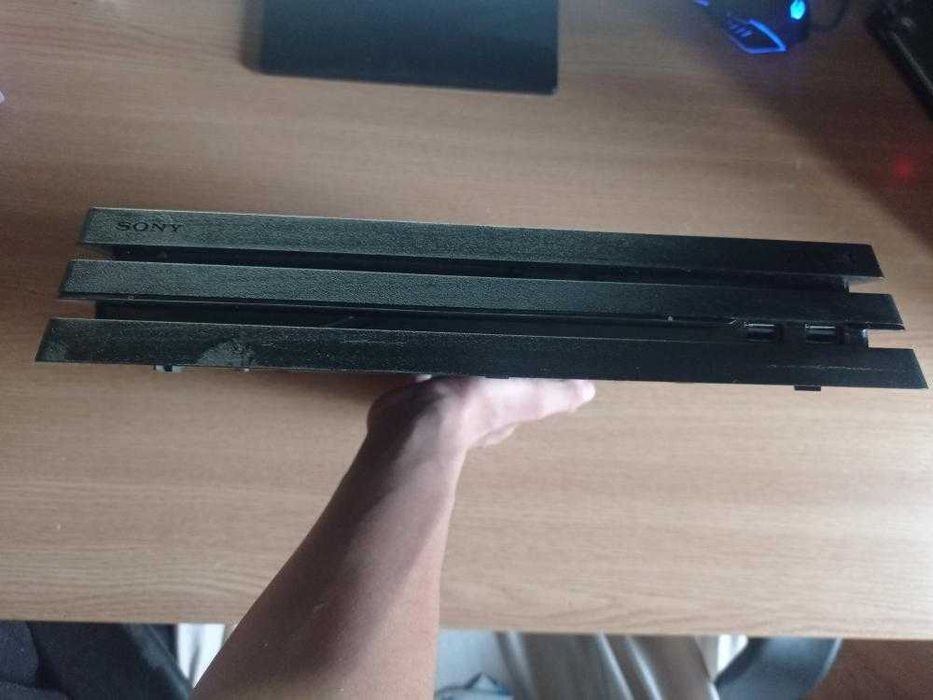 PS4 Pro 1TB – Stare foarte bună