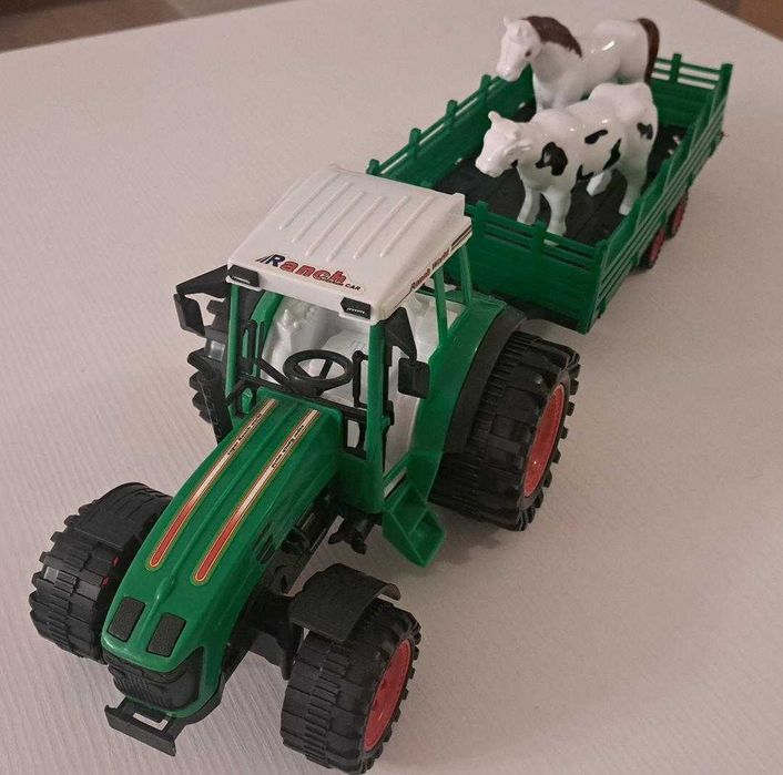 NOU - Tractor cu remorcă și doua animalute dimensiuni destul de mari