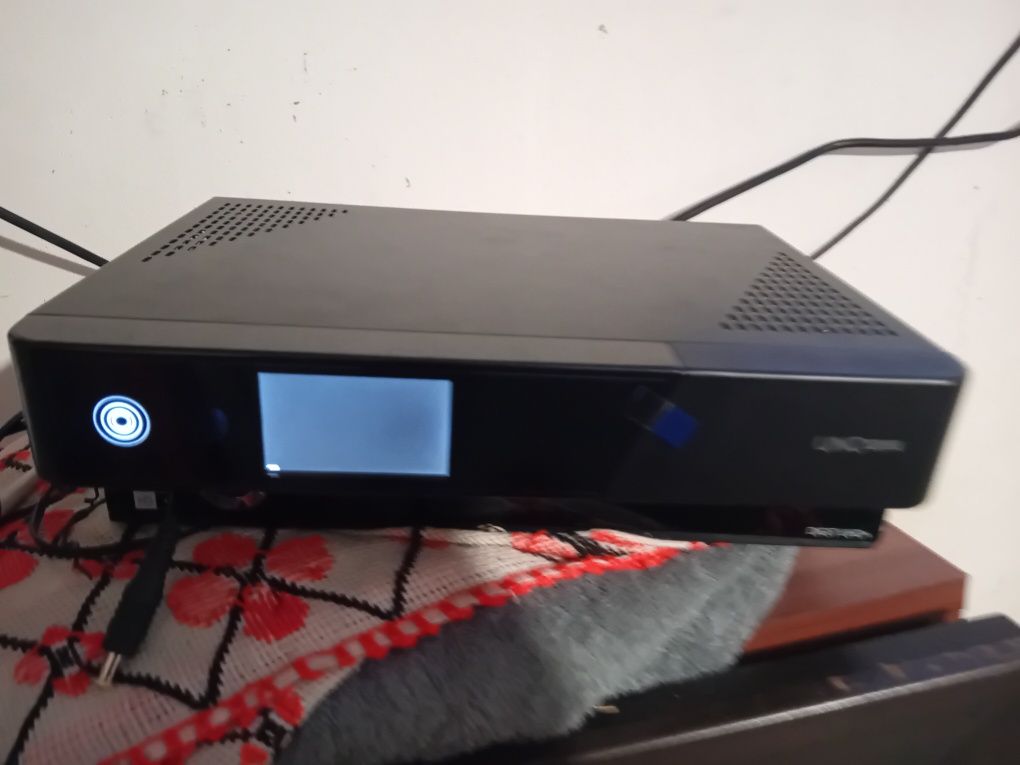 Vând receptor/receiver/tuner tv /decodor satelit VU + UNO 4K SE