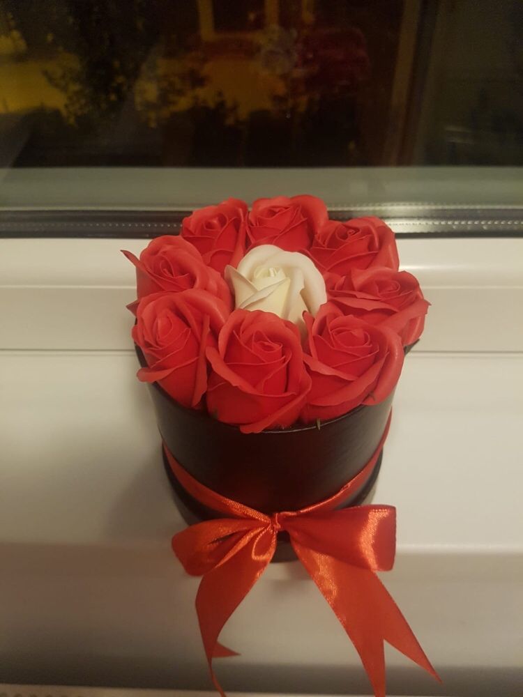 Cutie cu trandafiri din petale de sapun 50 lei