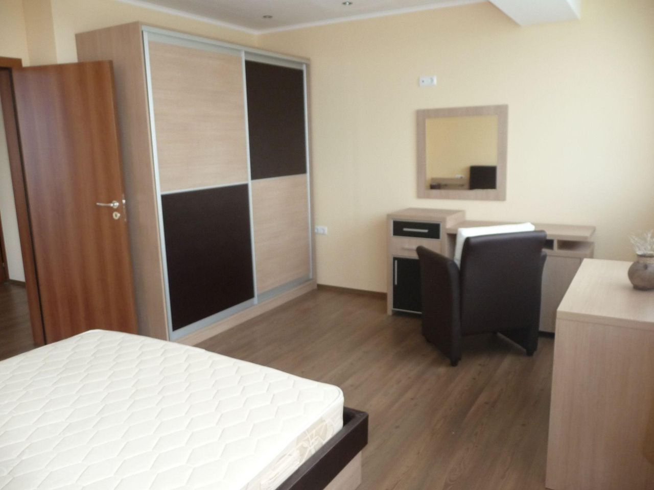 Дава се под наем Двустаен апартамент в Бургас, Изгрев - 68 кв.м за 459 € - Снимка #4