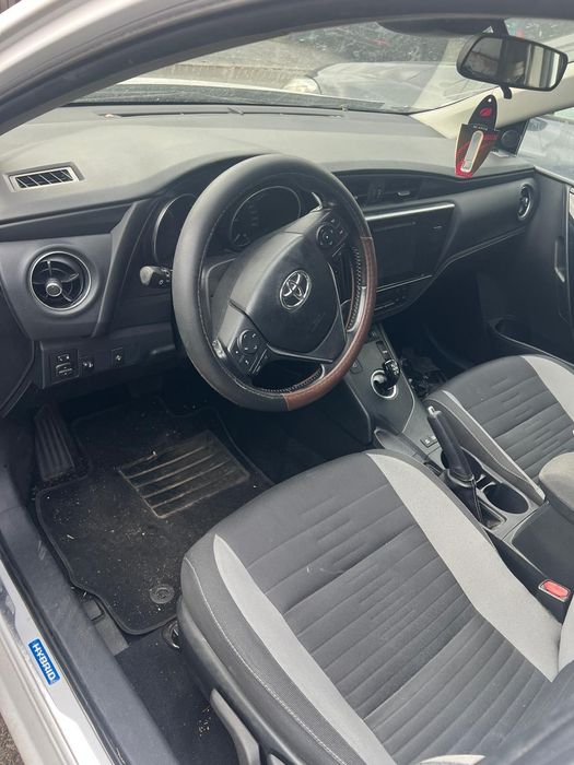 Vând toyota auris hibrid avariat 12.2016