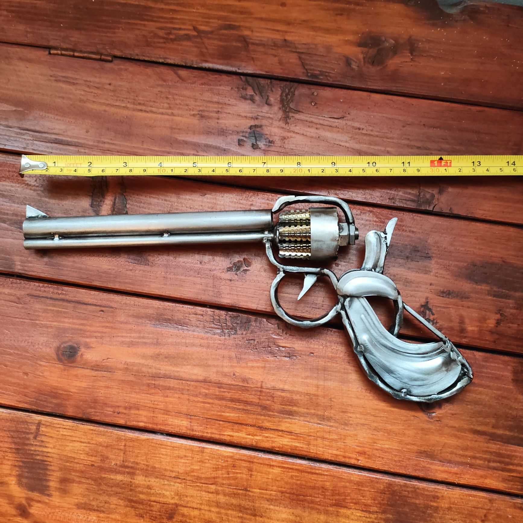 Скрап метал револвер, ръчно изработен от стари метални части