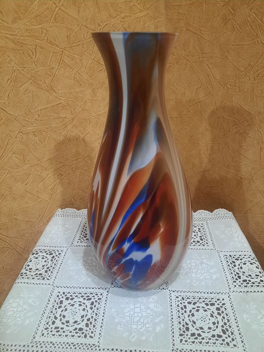 Красивая винтажная ваза,  лаконичной формы с разноцветными разводами.