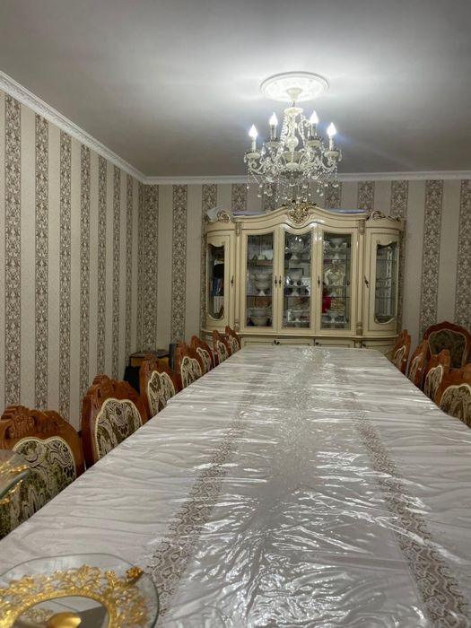 Стол со стульями.