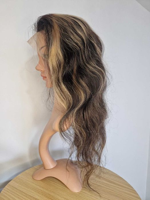 60 см естествена чуплива тъмно кафява перука с руси кичури с дантела