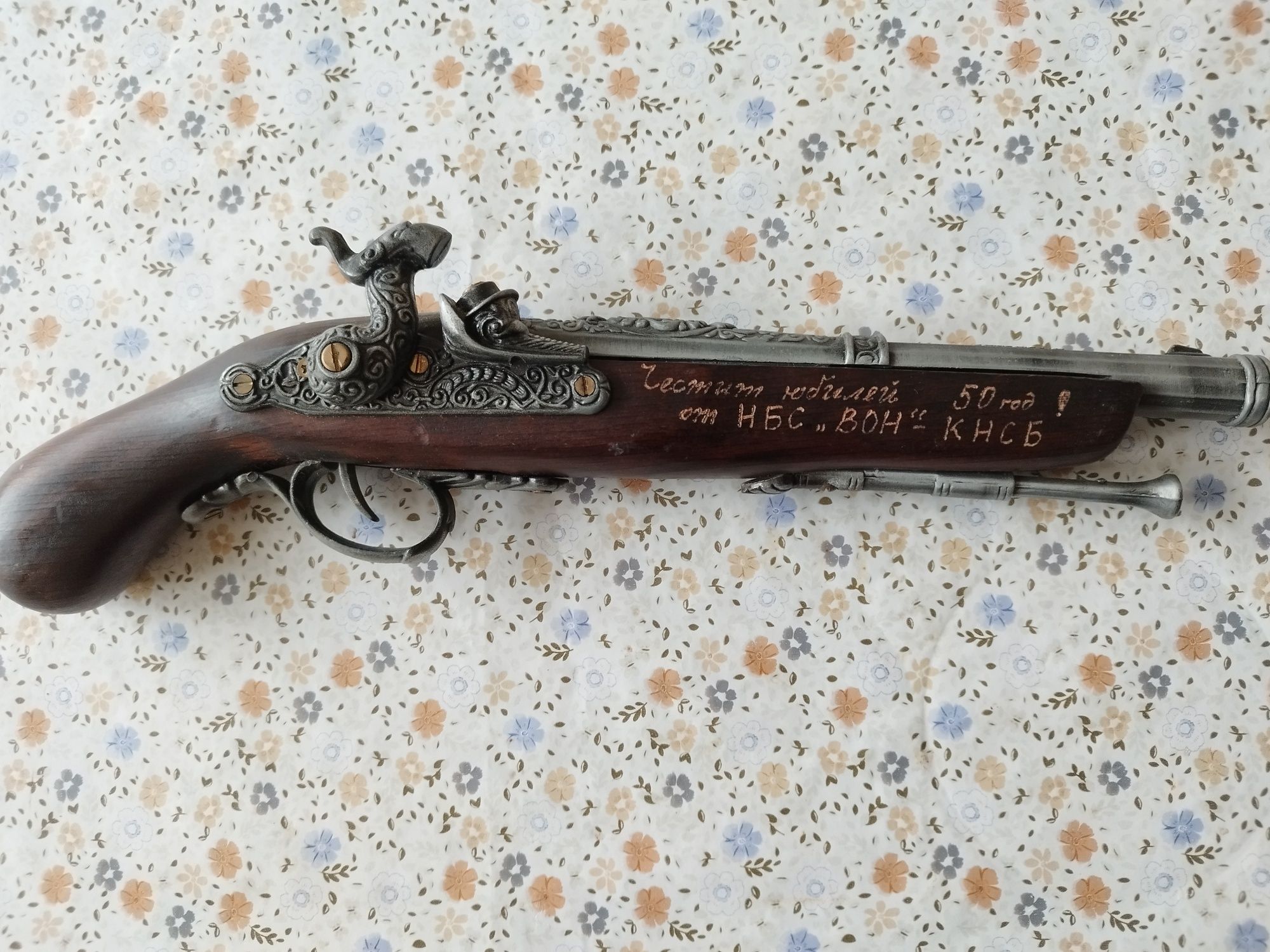 Декоративен стар пистолет