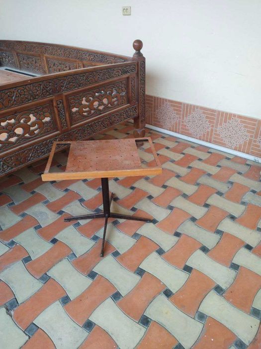 360 gradusda aylanadigan podstavka sotiladi.