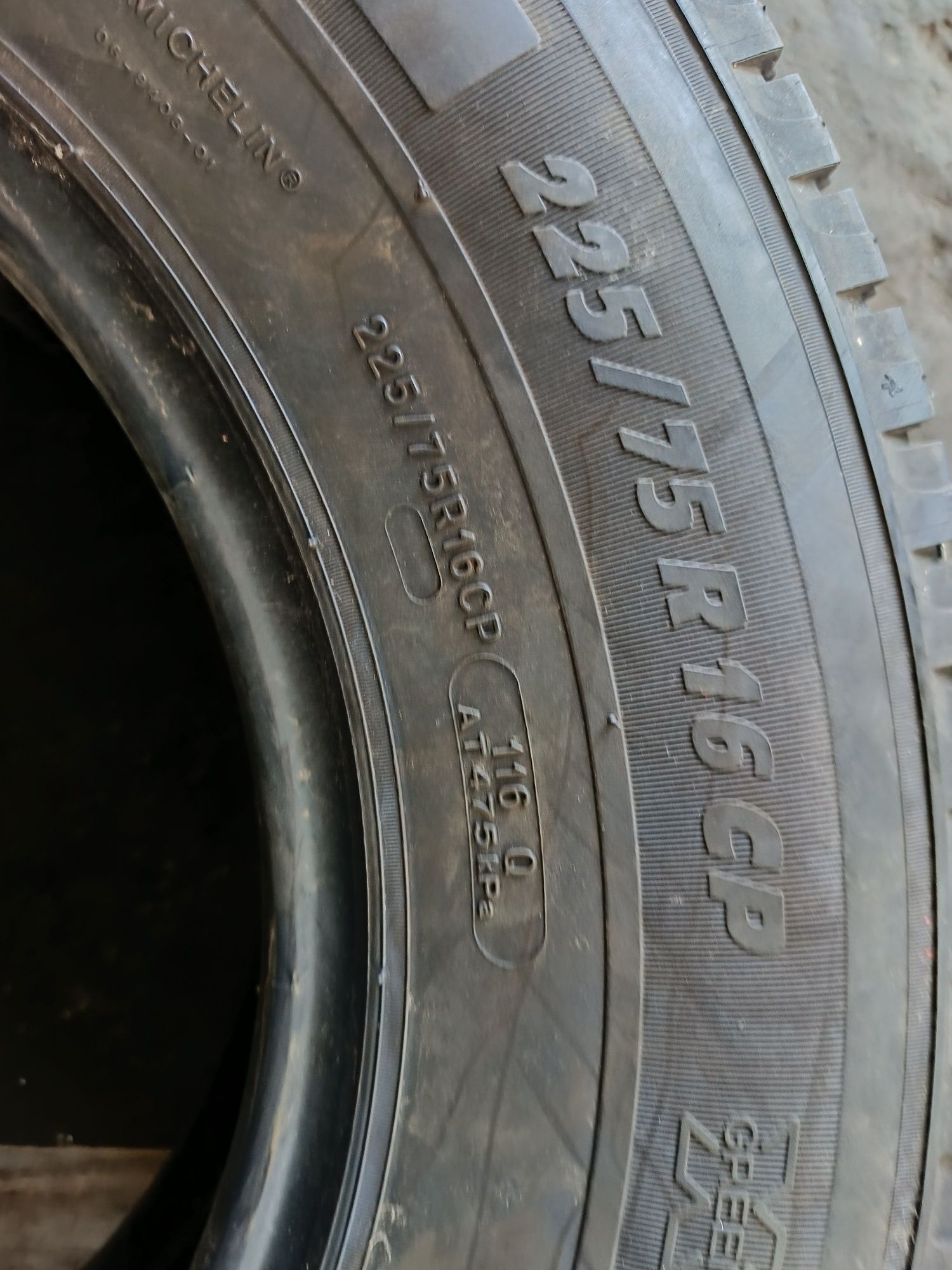 БУСОВИ ЛЕТНИ -16цола -225/75-1бр.-120лв."MICHELIN"
