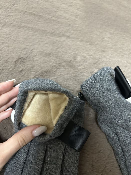Manusi gri, cu accesoriu, noi