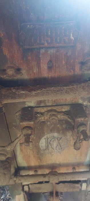 Mașină de bătut, curățat porumb manuala foarte veche