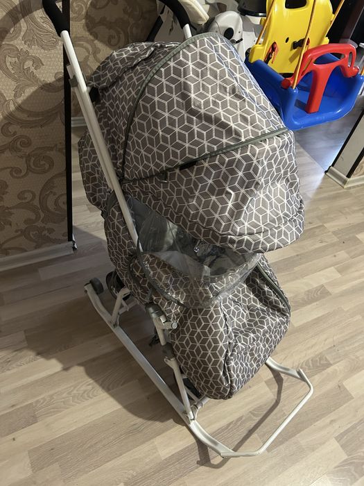 Санки в хорошем состоянии зима.