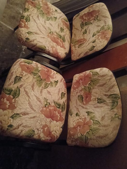 Vând 4 scaune la fel set