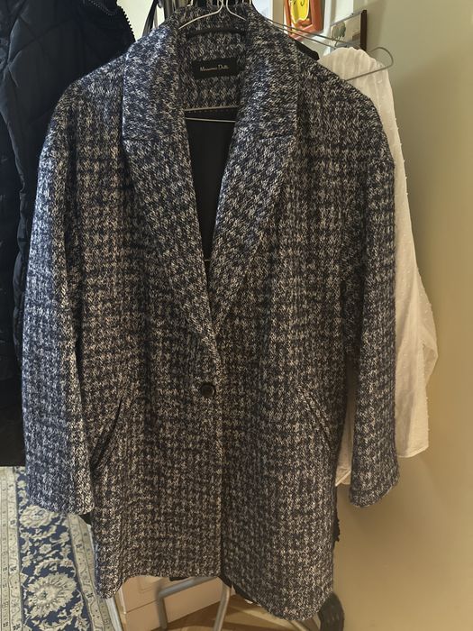 В актуалните тенденции широко късо вълнено палто на MassimomDutti