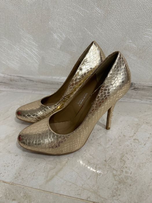 Pantofii sunt eleganti. Marimea 38