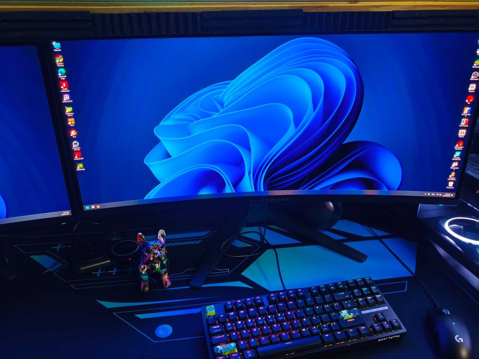 Vând întreg sistemul cu birou, scaun, monitoare și Pc