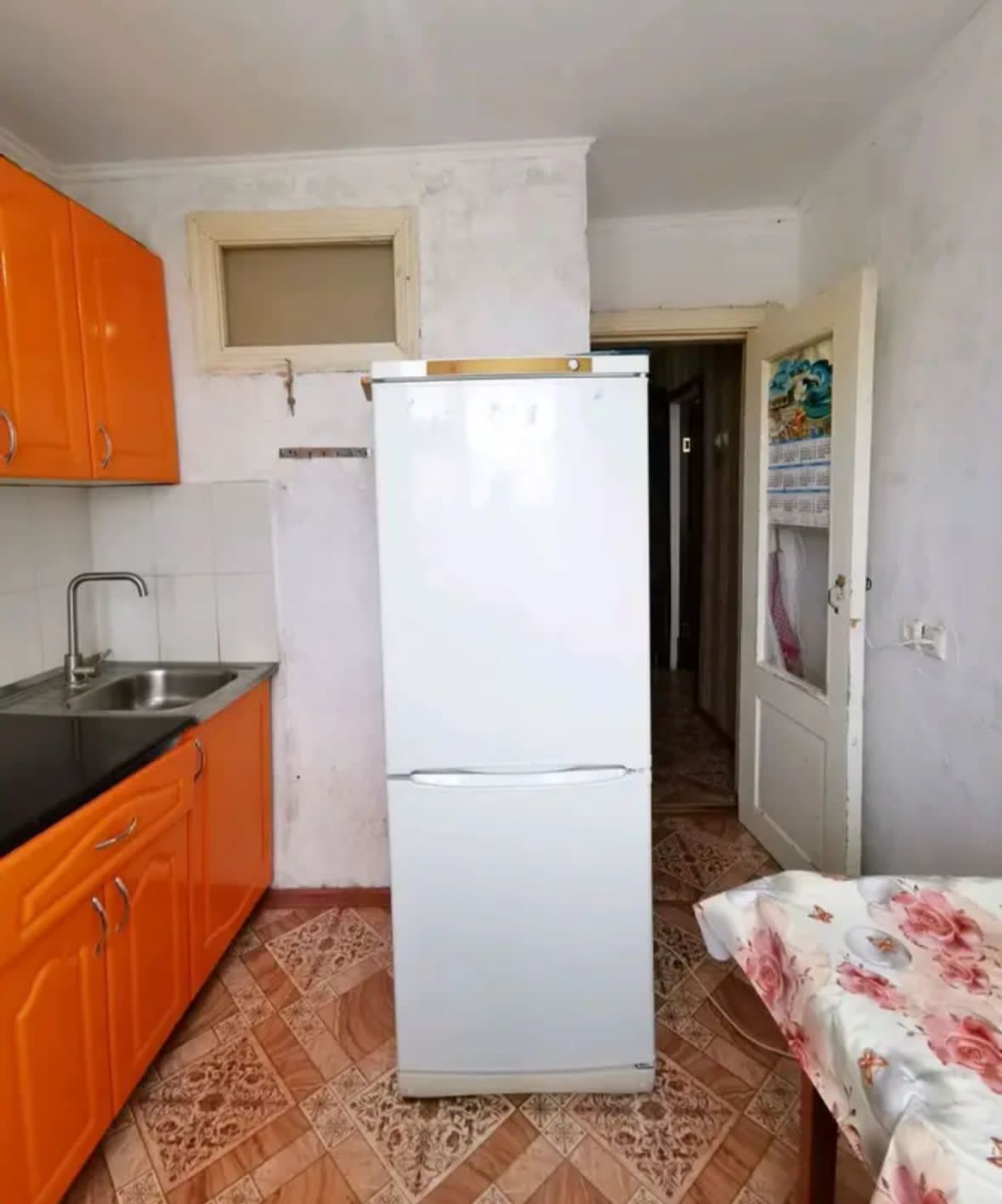 Продам 2 комн. кв р-н Айгуль, возле 16 школы, дом кирп.