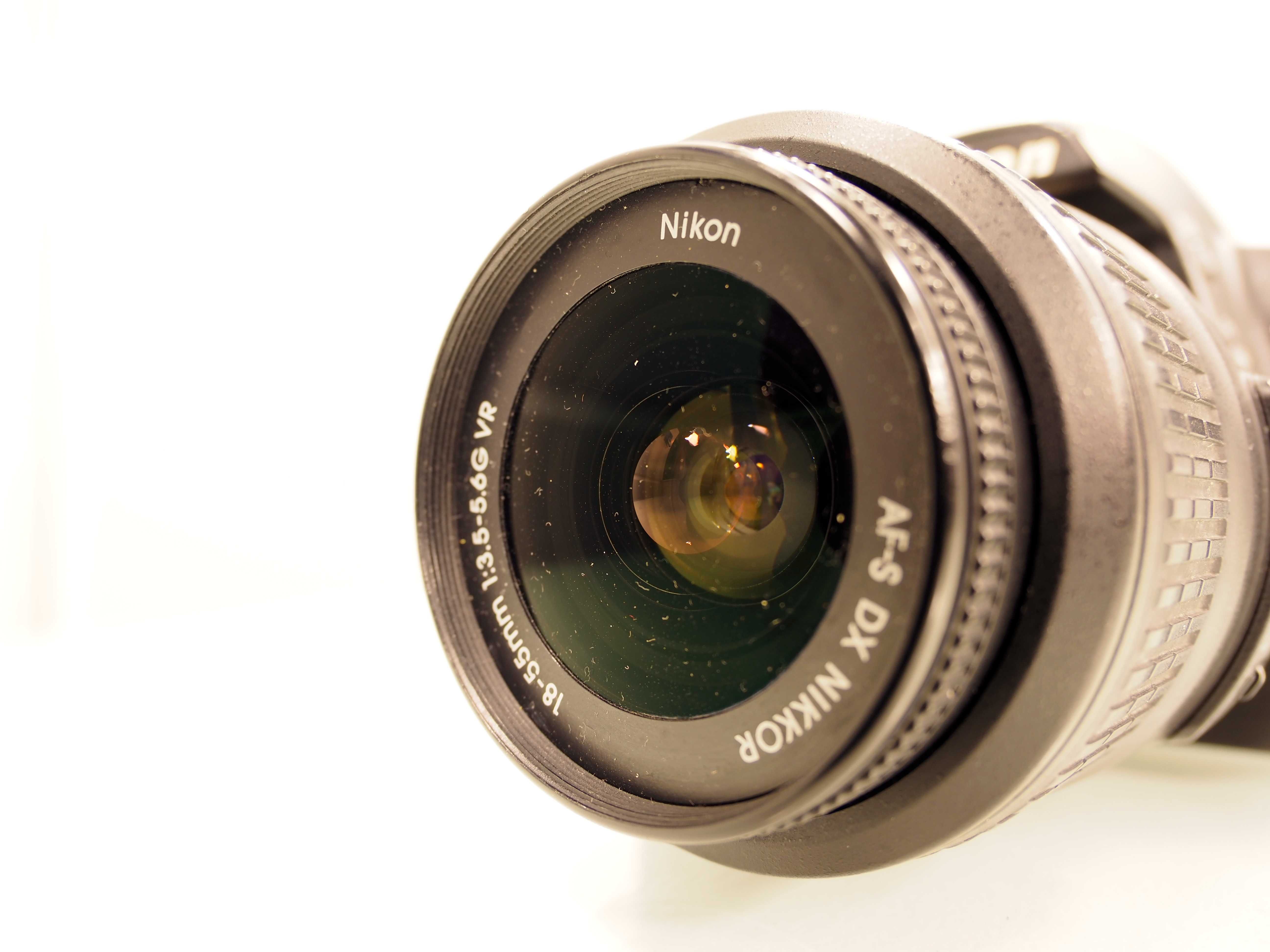 фотоапарат Nikon D3000 с обектив AF-S Nikkor 18-55 1:3.5-5.6 G