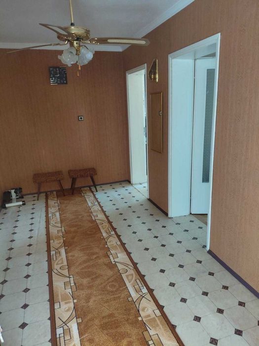 Продава се масивна тухлена къща с двор в тих квартал