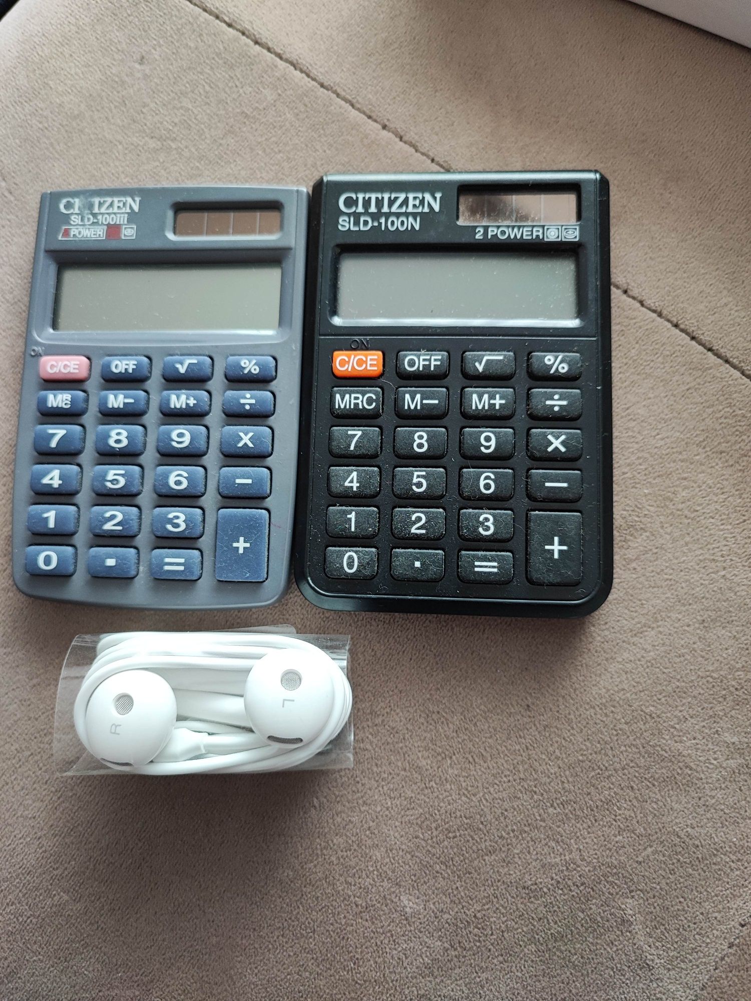 Два соларни калкулатора+ слушалки