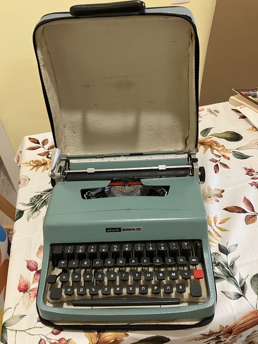 Пишеща машина Olivetti кирилица