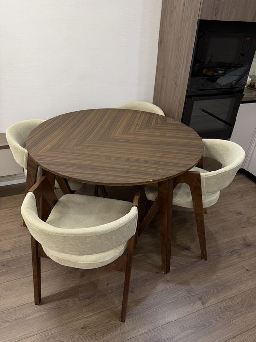 Стол со стульями