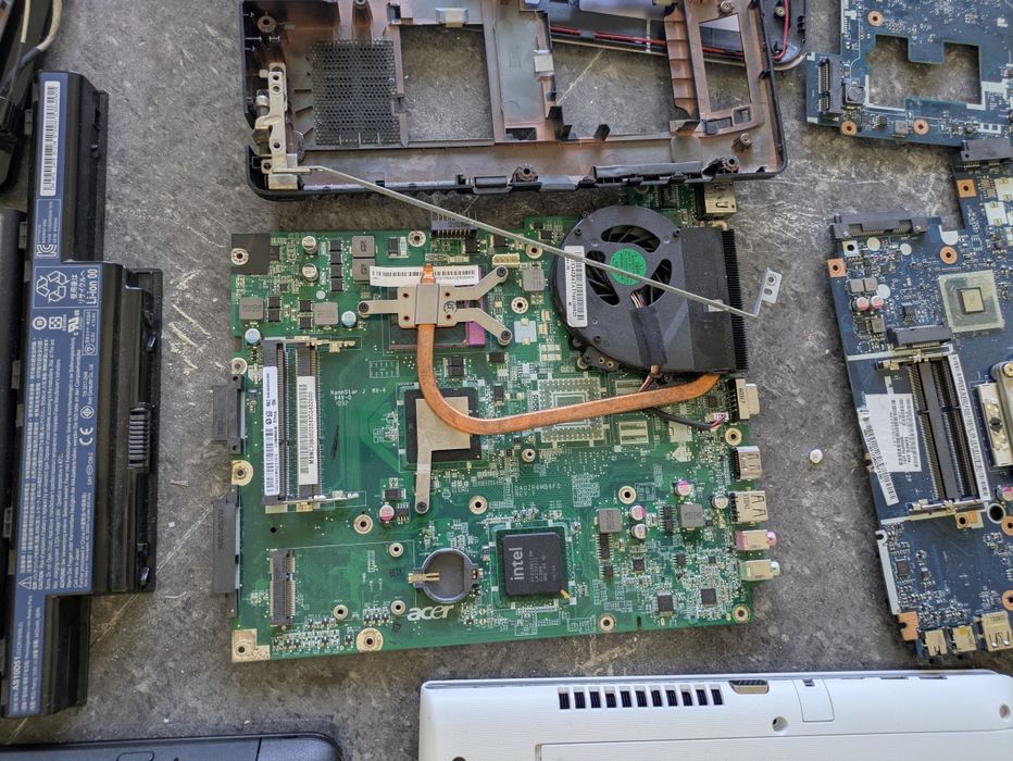 Лаптопи + таблет + батерии