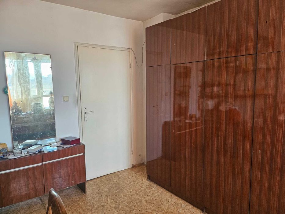 Тристаен, тухлен до Зимно кино Тракия