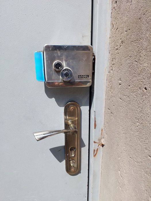 Вскрытие дверей и ремонт замков  установка замков| 24/7 быстро и без п