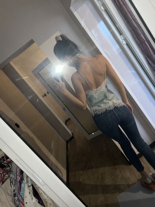 Сатенен топ с дантела