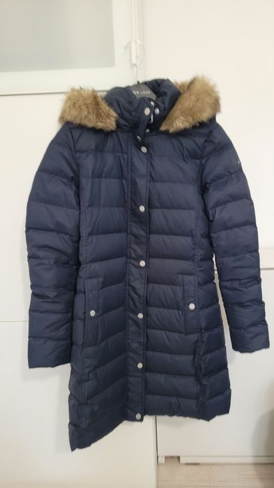 Geaca Tommy Hilfiger lunga bleumarin cu umplutura de puf