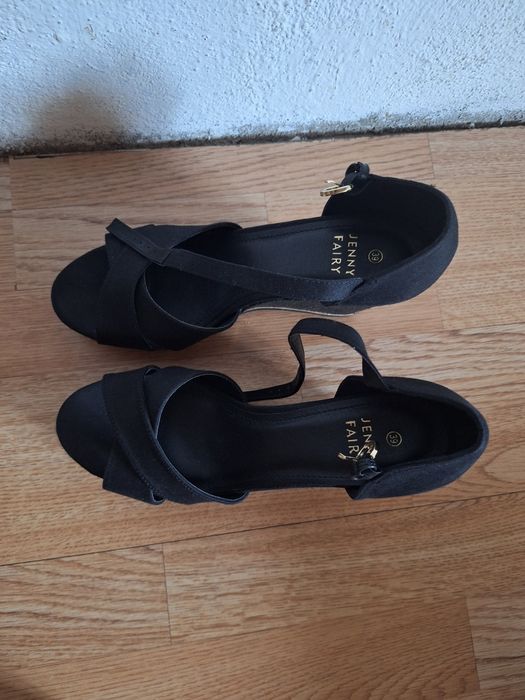 Нови обувки на платформа