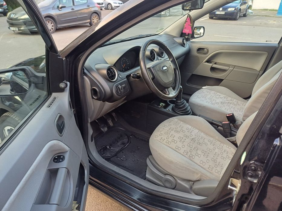 Vând Ford fiesta 1.4 benzina