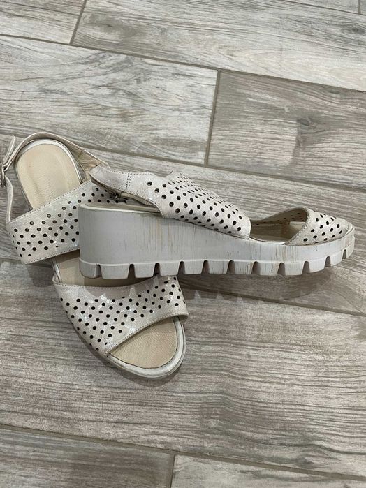 Бежови дамски сандали 40н.