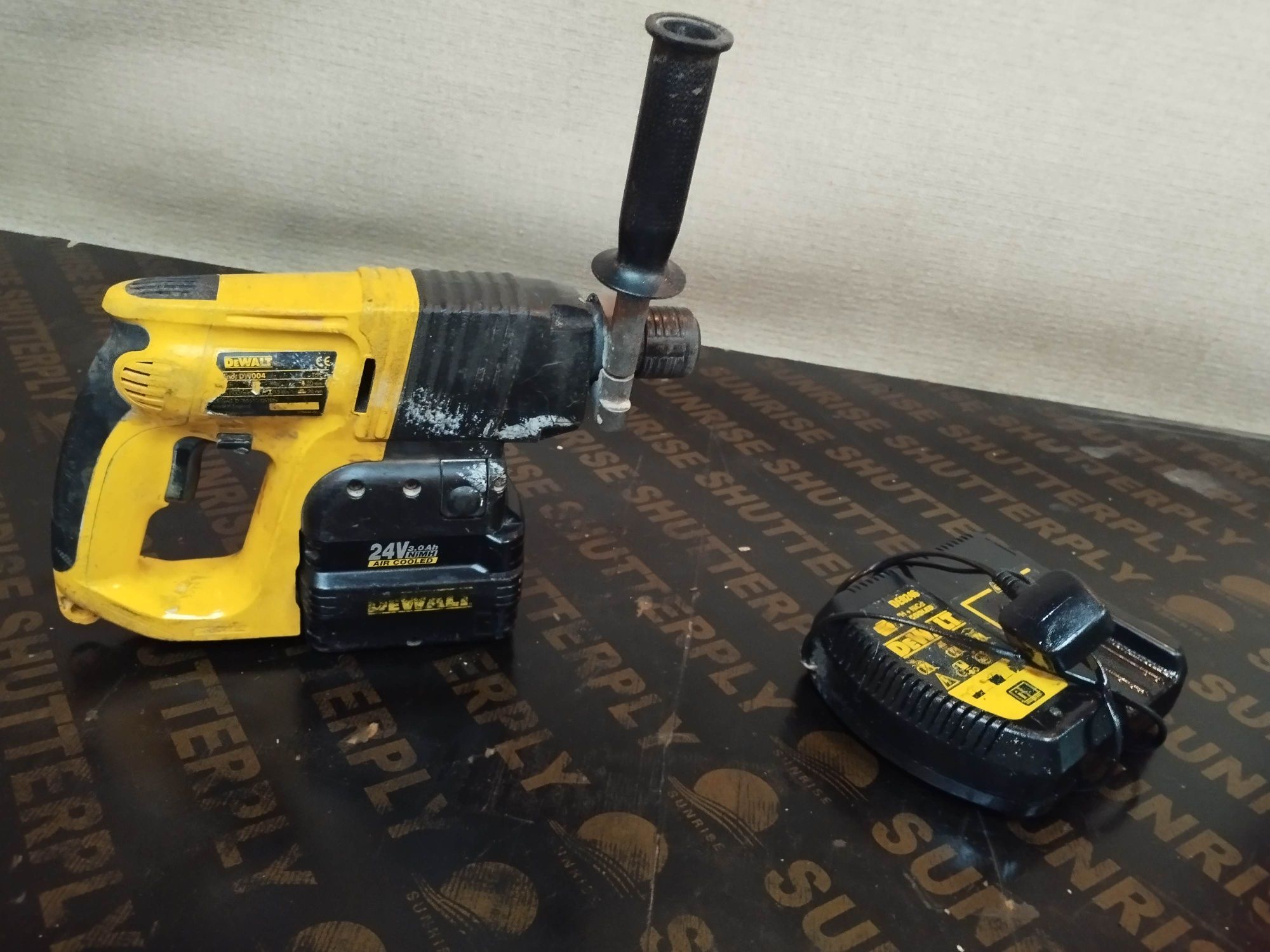 DeWalt перфоратор 24 волта