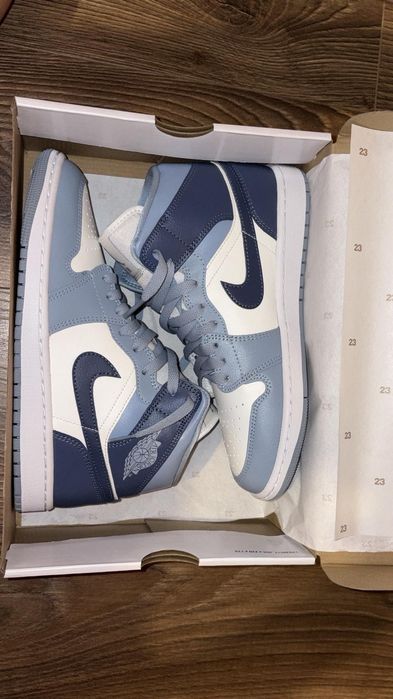 Nike Air Jordan 1 Mid 

NI