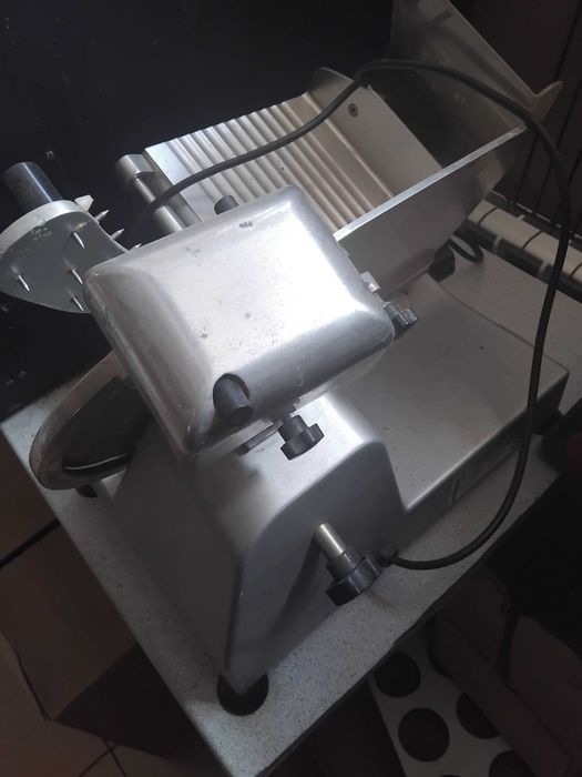 Продавам професионална резачка за колбаси