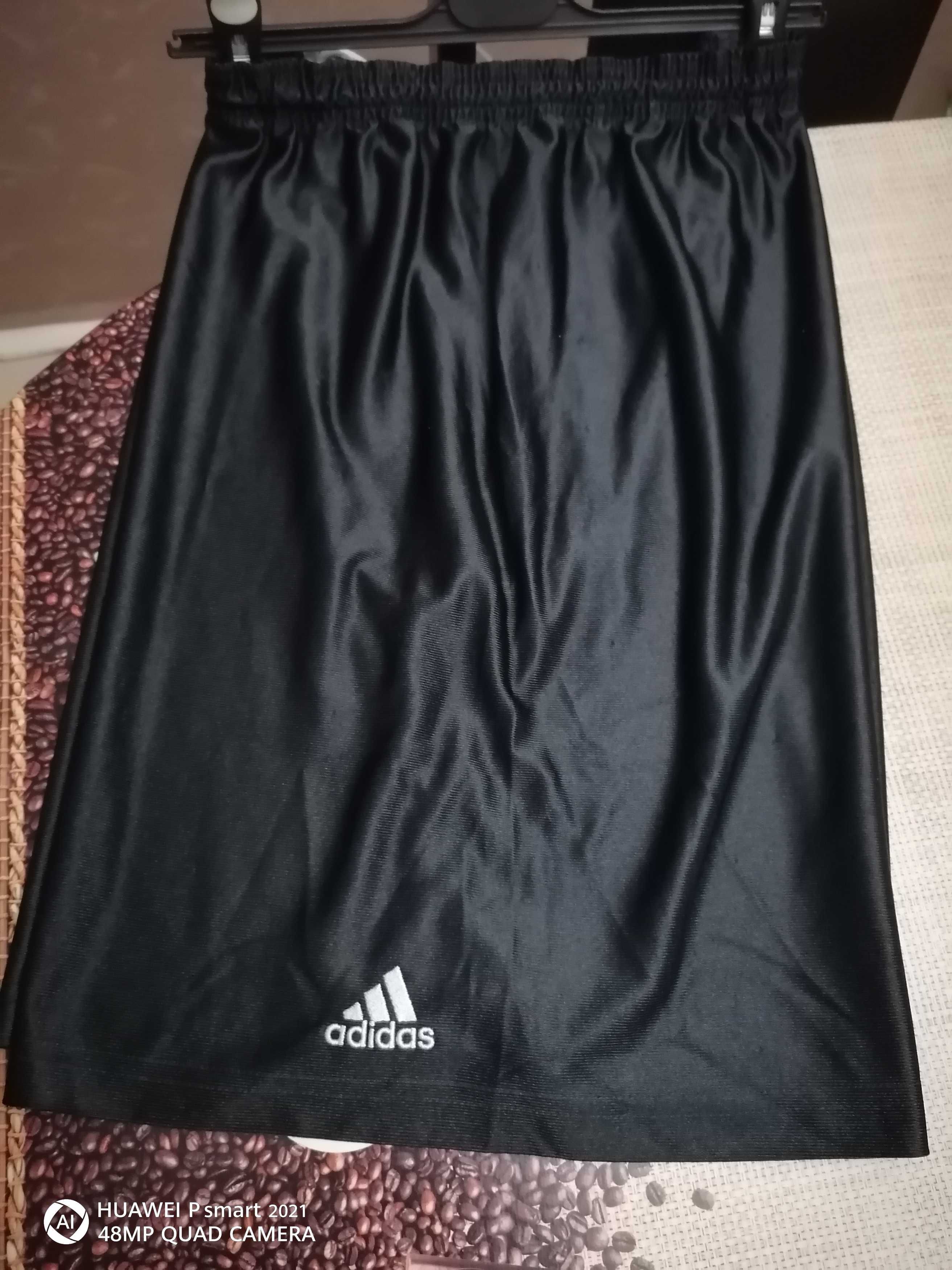 Оригинални мъжки    панталони (Adidas).