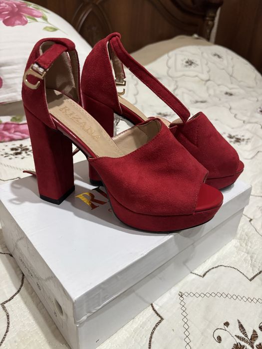 Босоножки новые.