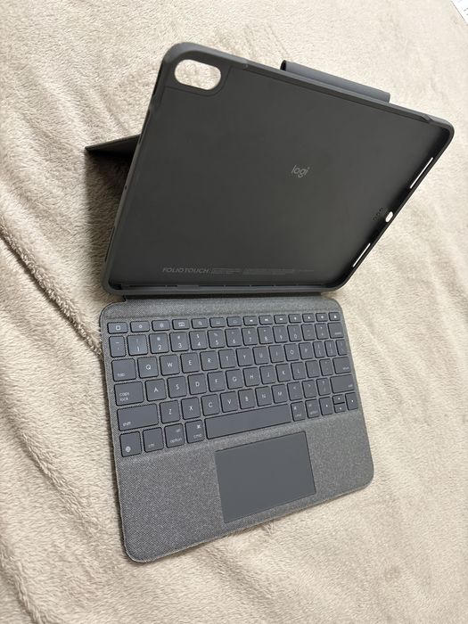 Husa logitech compatibila cu ipad air 5th gen