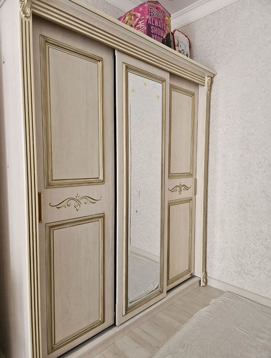 Шкаф купе с тремя отсеками для спальни