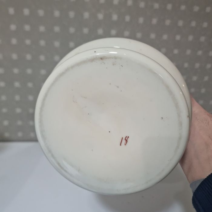 Vază veche pictată manual, model floral relief