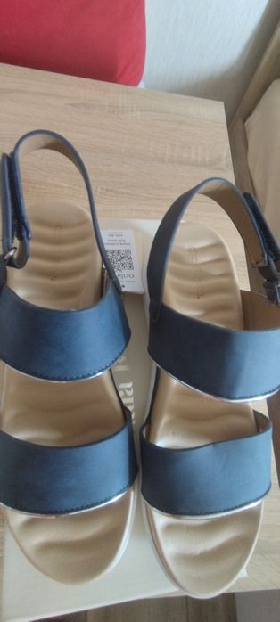 Нови сини сандали с етикет 38 номер.30 лв