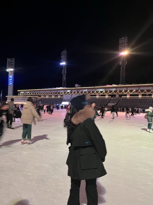 Парка 12 мың новый жып жылы ішіндегі мыхы алынады размер XL жағасы бар