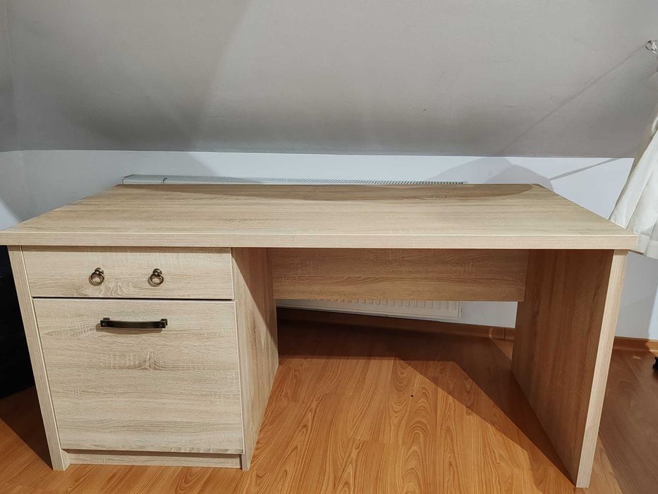 Vând birou masiv făcut la comanda