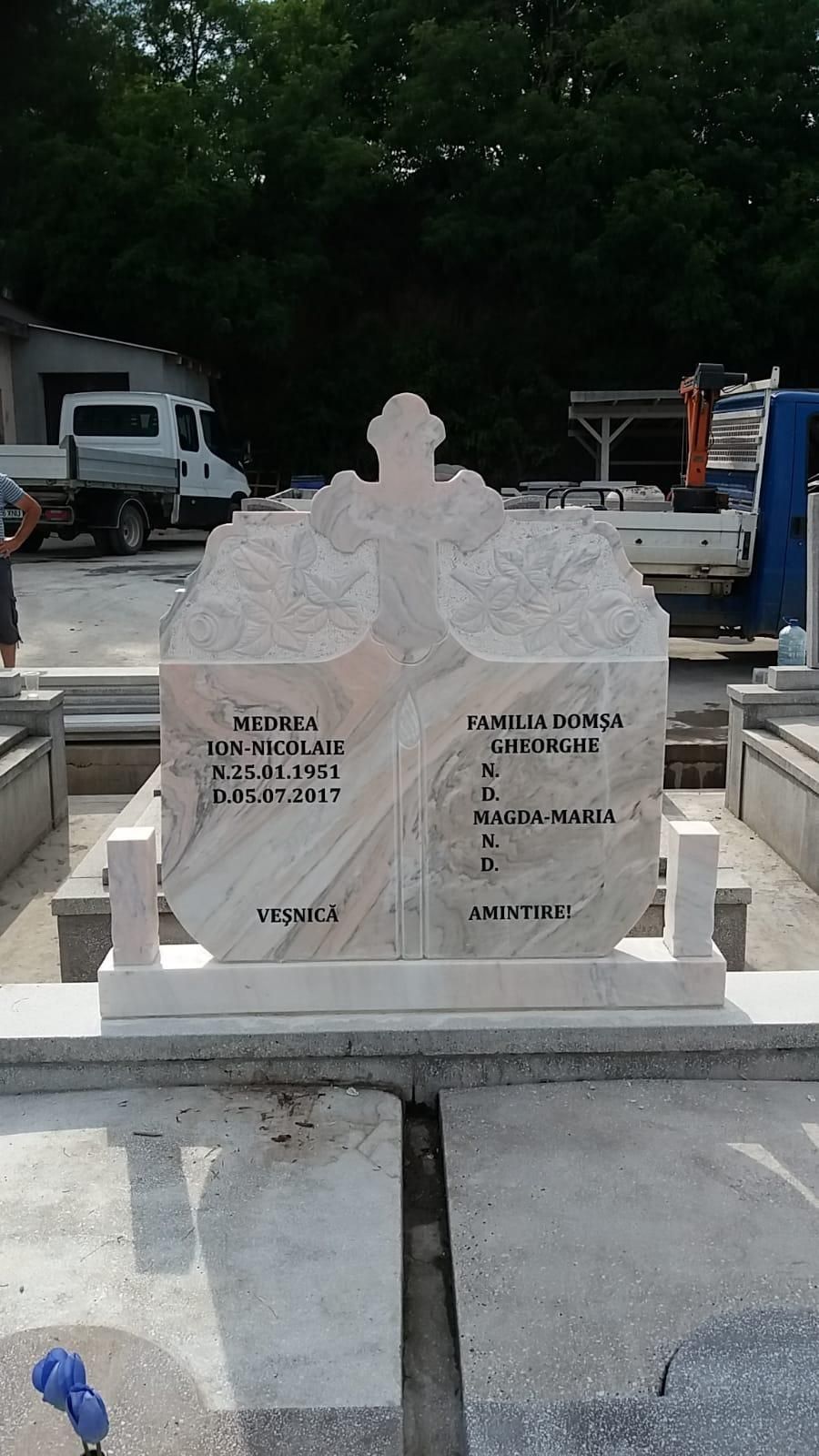 Monumente funerare, cruci marmură, inscripționat și transport gratuit