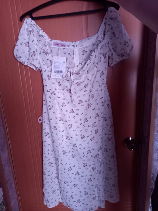 Продам сарафан новый 46 размера,босоножки в подарок 37-38 размер,новые