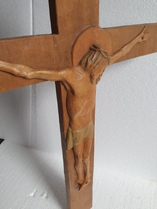 Crucifix din lemn masiv sculptat manual